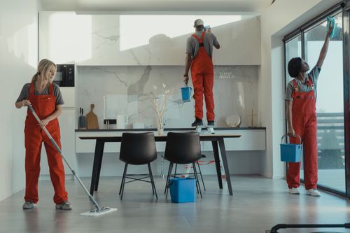 Equipa de limpeza em ambiente corporativo